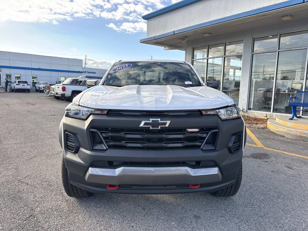 2025 Chevrolet Colorado Trail Boss - Photo 2