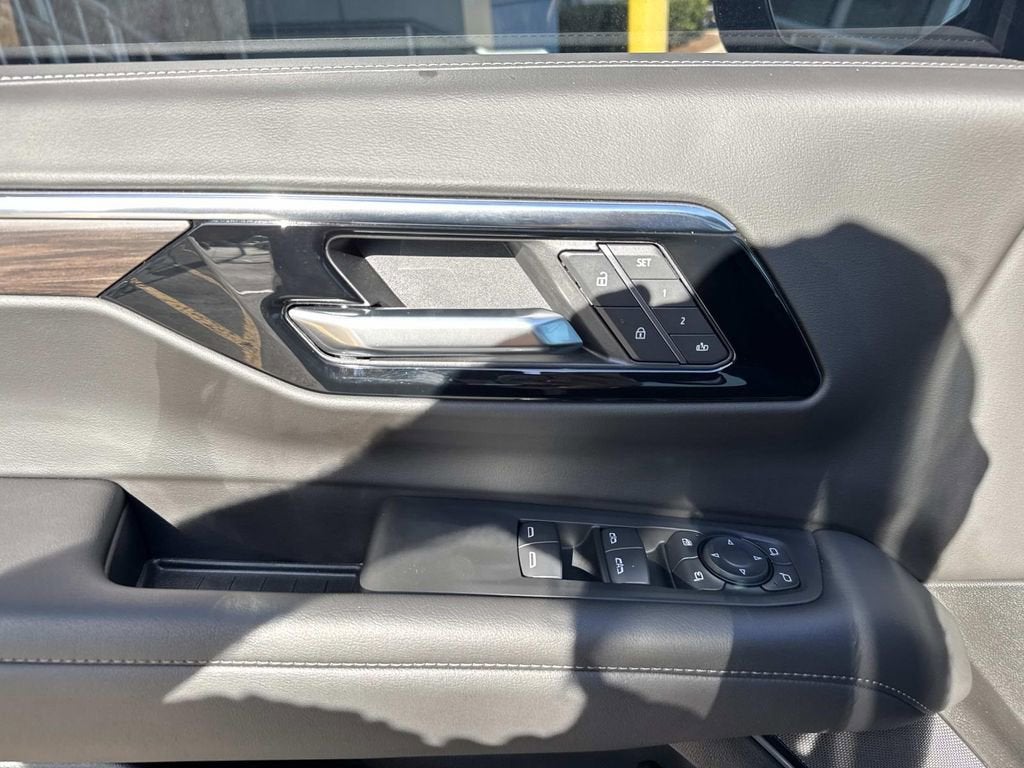 2025 Chevrolet Suburban LT