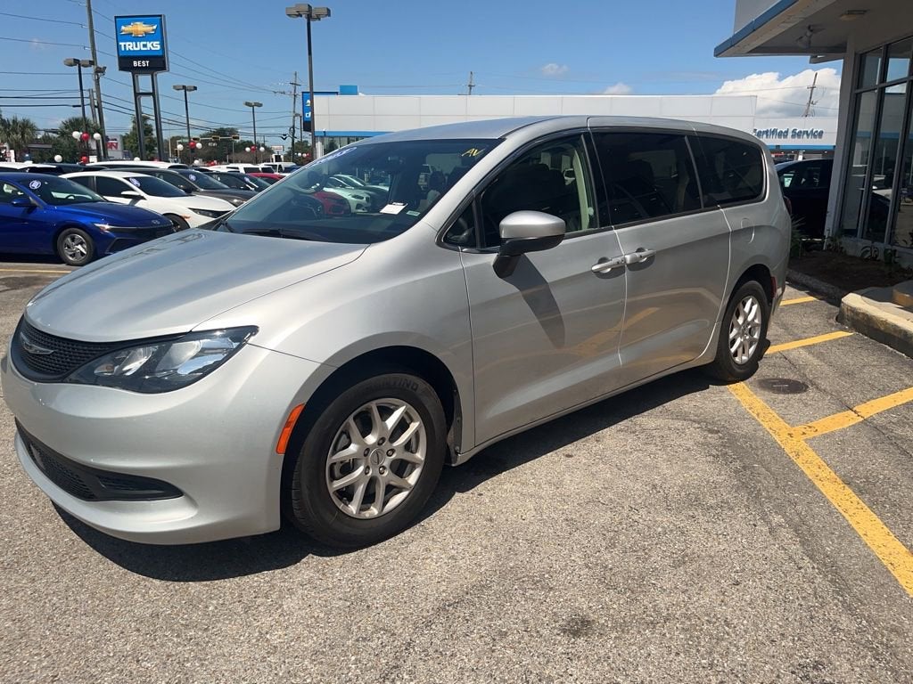 2023 Chrysler Voyager LX's photo