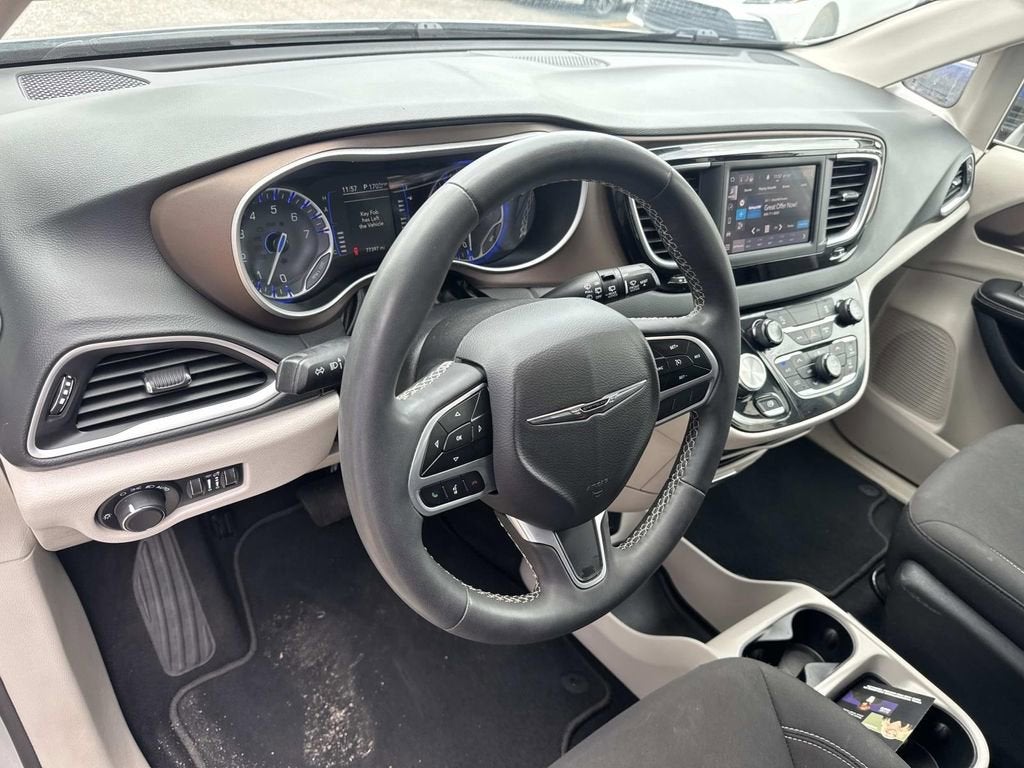 2023 Chrysler Voyager LX