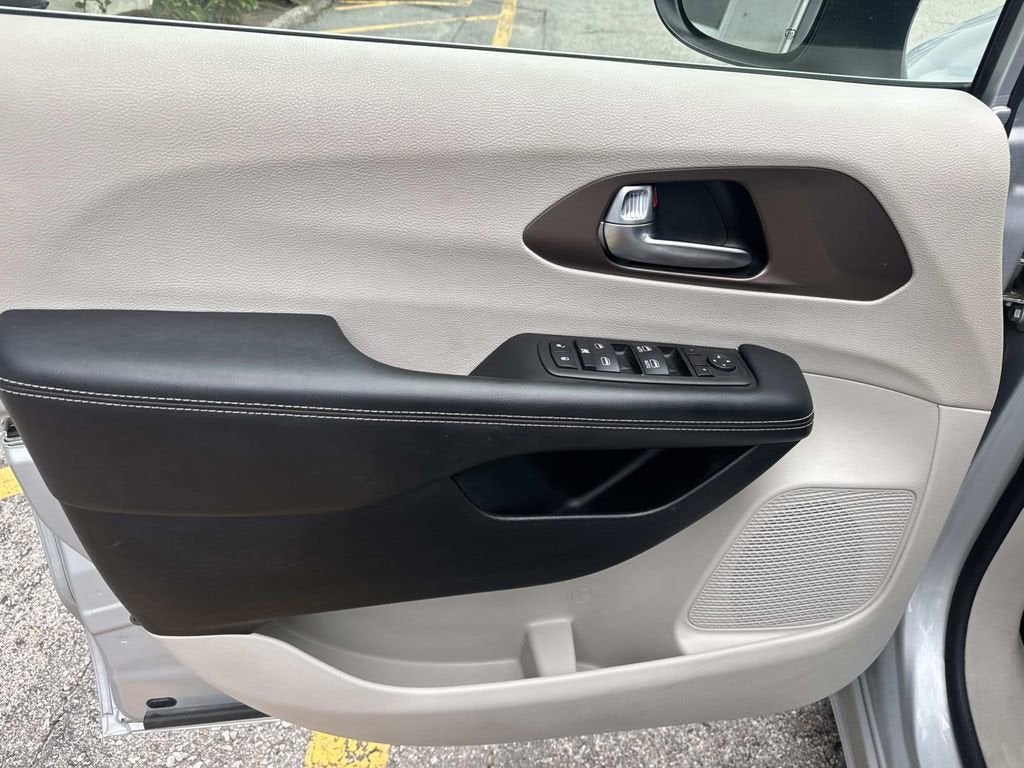 2023 Chrysler Voyager LX
