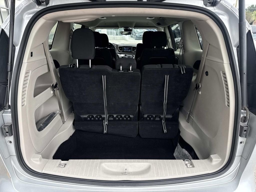 2023 Chrysler Voyager LX
