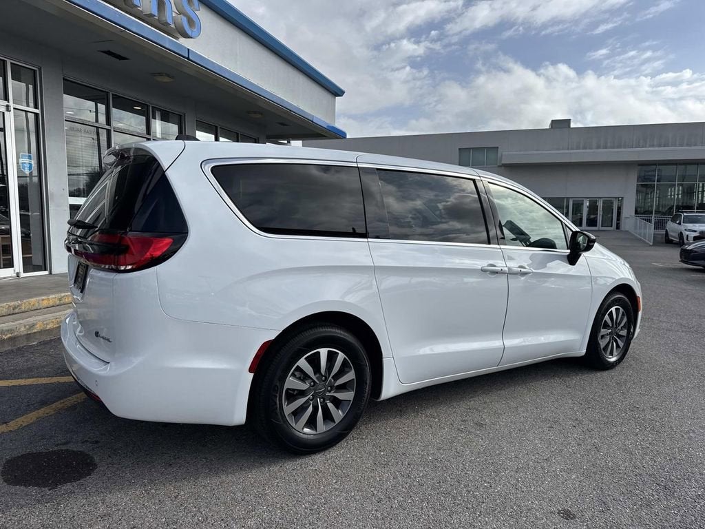 2024 Chrysler Pacifica Hybrid Select