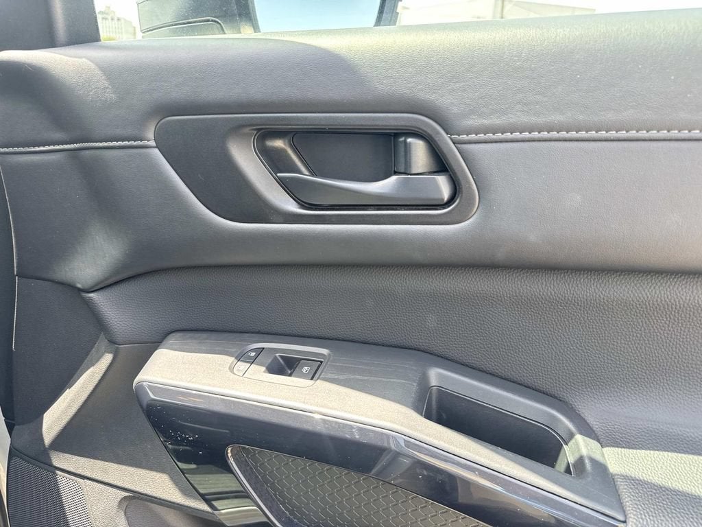 2025 Nissan Pathfinder SV - Photo 14