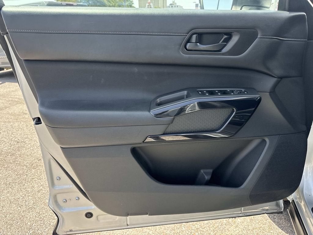 2025 Nissan Pathfinder SV - Photo 18