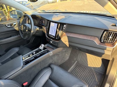 2023 Volvo XC60 Ultimate Bright Theme