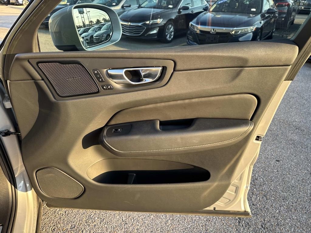 2023 Volvo XC60 Ultimate Bright Theme