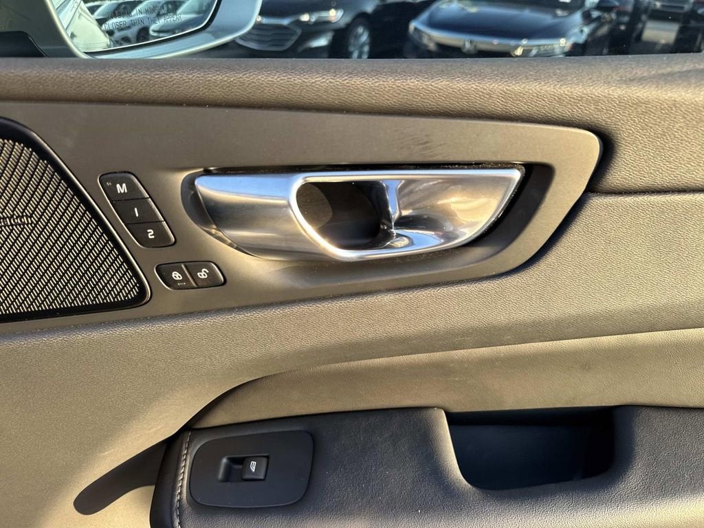 2023 Volvo XC60 Ultimate Bright Theme