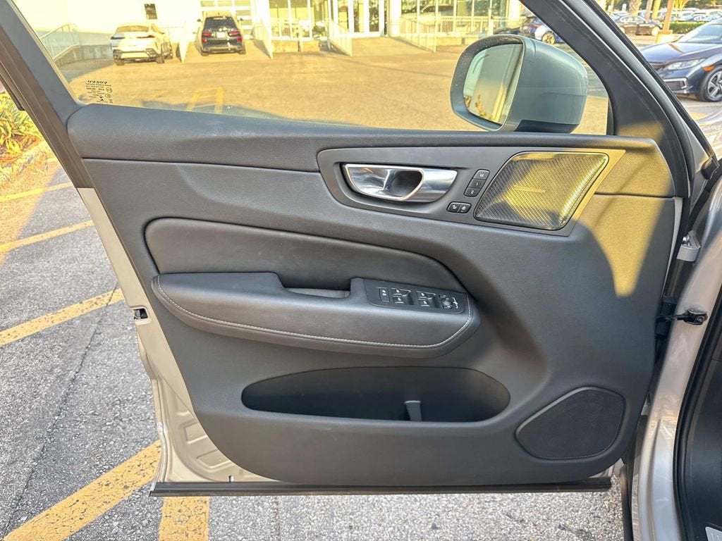 2023 Volvo XC60 Ultimate Bright Theme