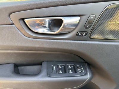 2023 Volvo XC60 Ultimate Bright Theme