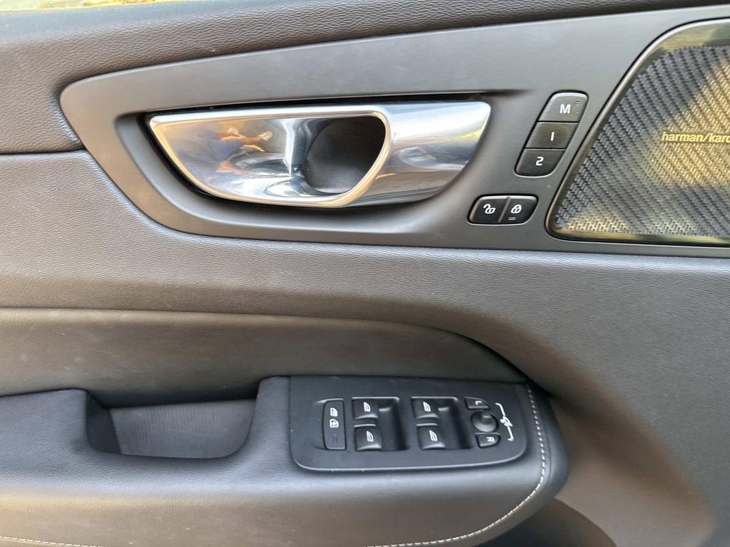 2023 Volvo XC60 Ultimate Bright Theme