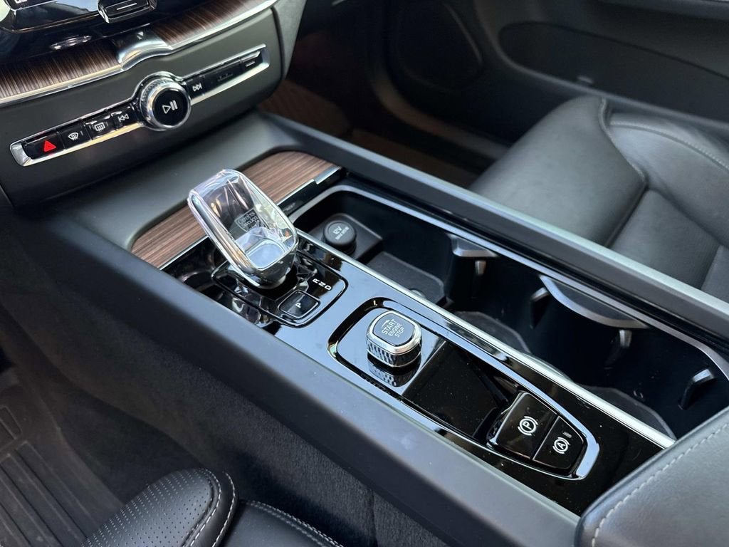 2023 Volvo XC60 Ultimate Bright Theme